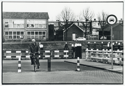 404999 Gezicht op de voor autoverkeer afgesloten Goethebrug over de Vleutensche Wetering te Utrecht, tussen de ...